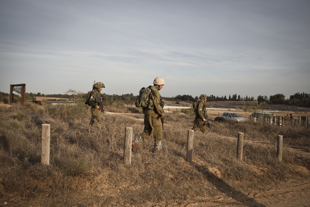 Israeli Tanks Gather on Gaza Border as Air Strikes Intensify