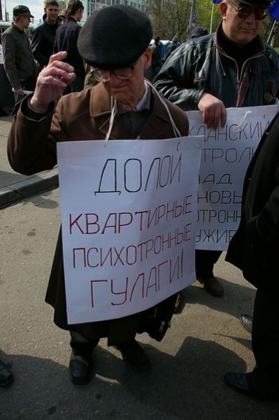 Идиот.