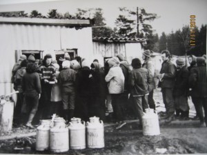 Самая первая "картошка". Вон он -я, в полосатом свитере ...урвал пайку!