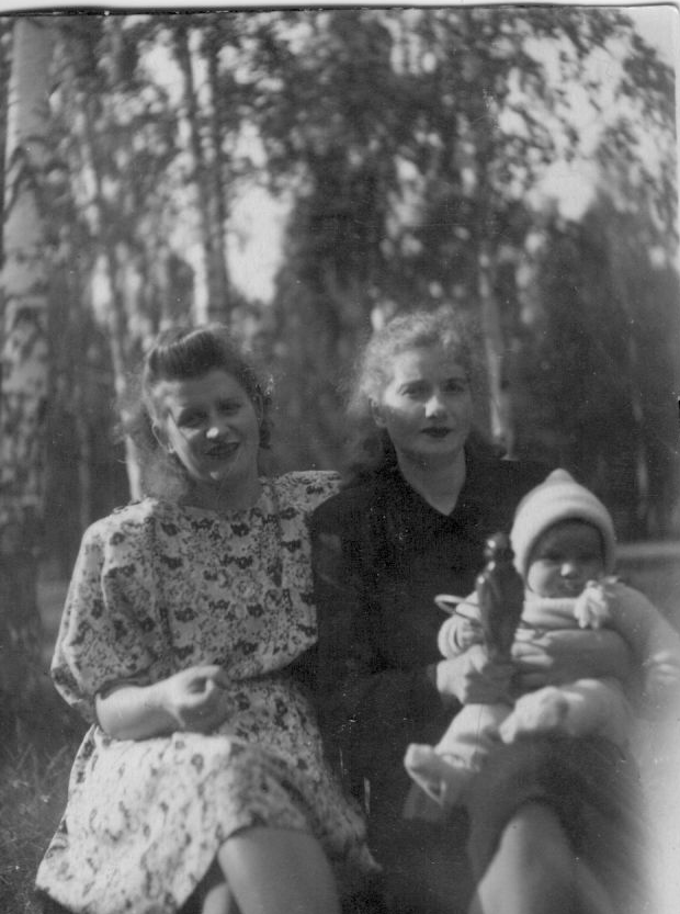 Люся и соседка тётя Ася Монино 1949 г