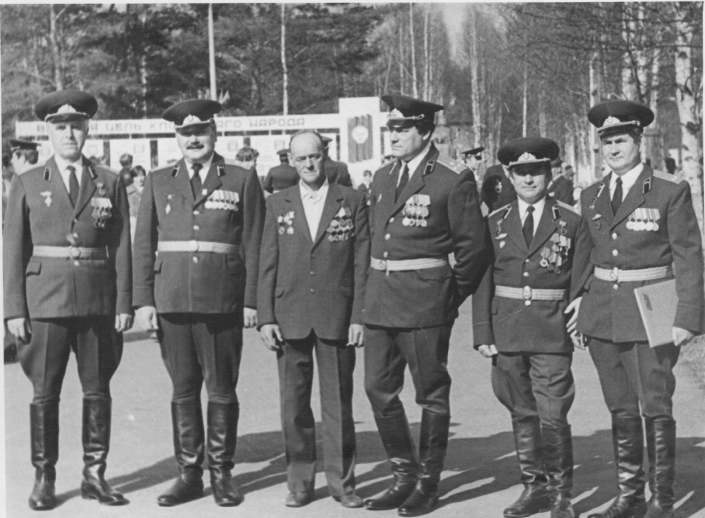 герой войны в центре герой ВОВ  в центре