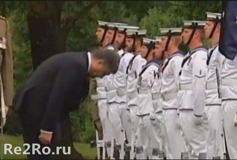 Идиот кланяется австралийскому почетному караулу
