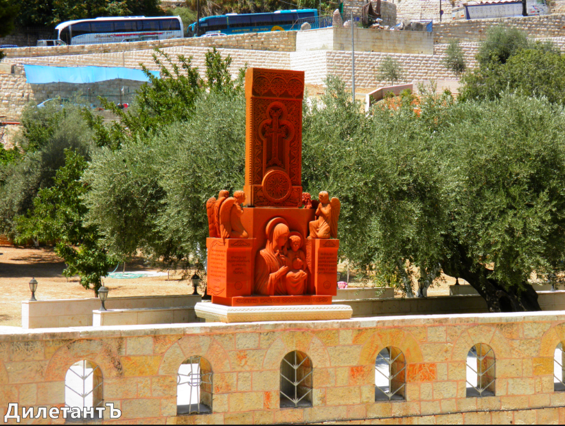 Скульптура над входом в Церьковь