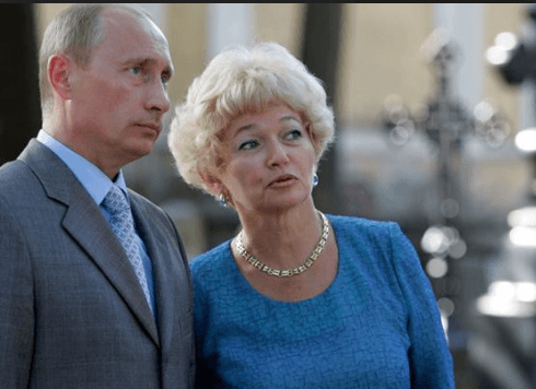 Нарусова в синем Женщина в синем
