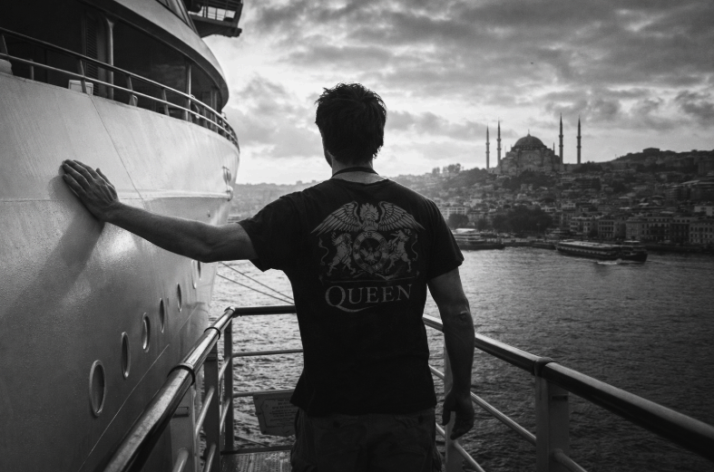 Чёрно-белый момент посадки на круизный лайнер в Стамбуле с видом на город и Босфор