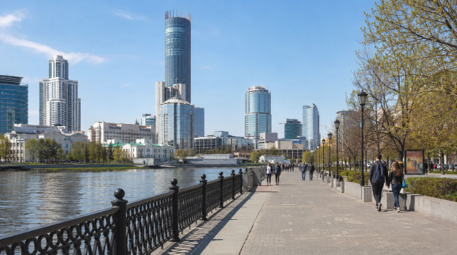 Набережная Екатеринбурга и современный центр города в ясный весенний день